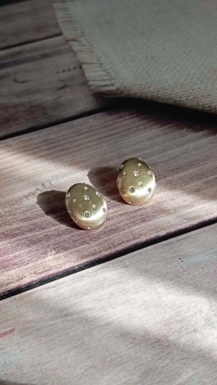 Taş Detaylı Mat Gold Küpe