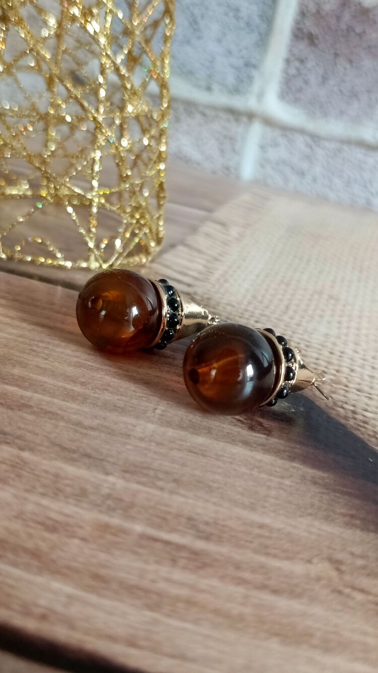 Etnik Detaylı Kehribar Taş Görünümlü Top Küpe