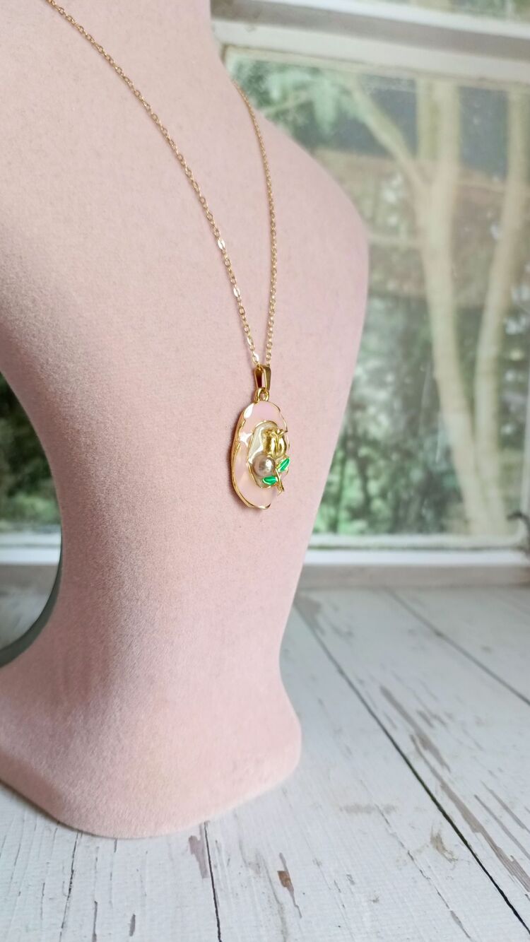 Pembe Mineli Lale Detaylı Kolye