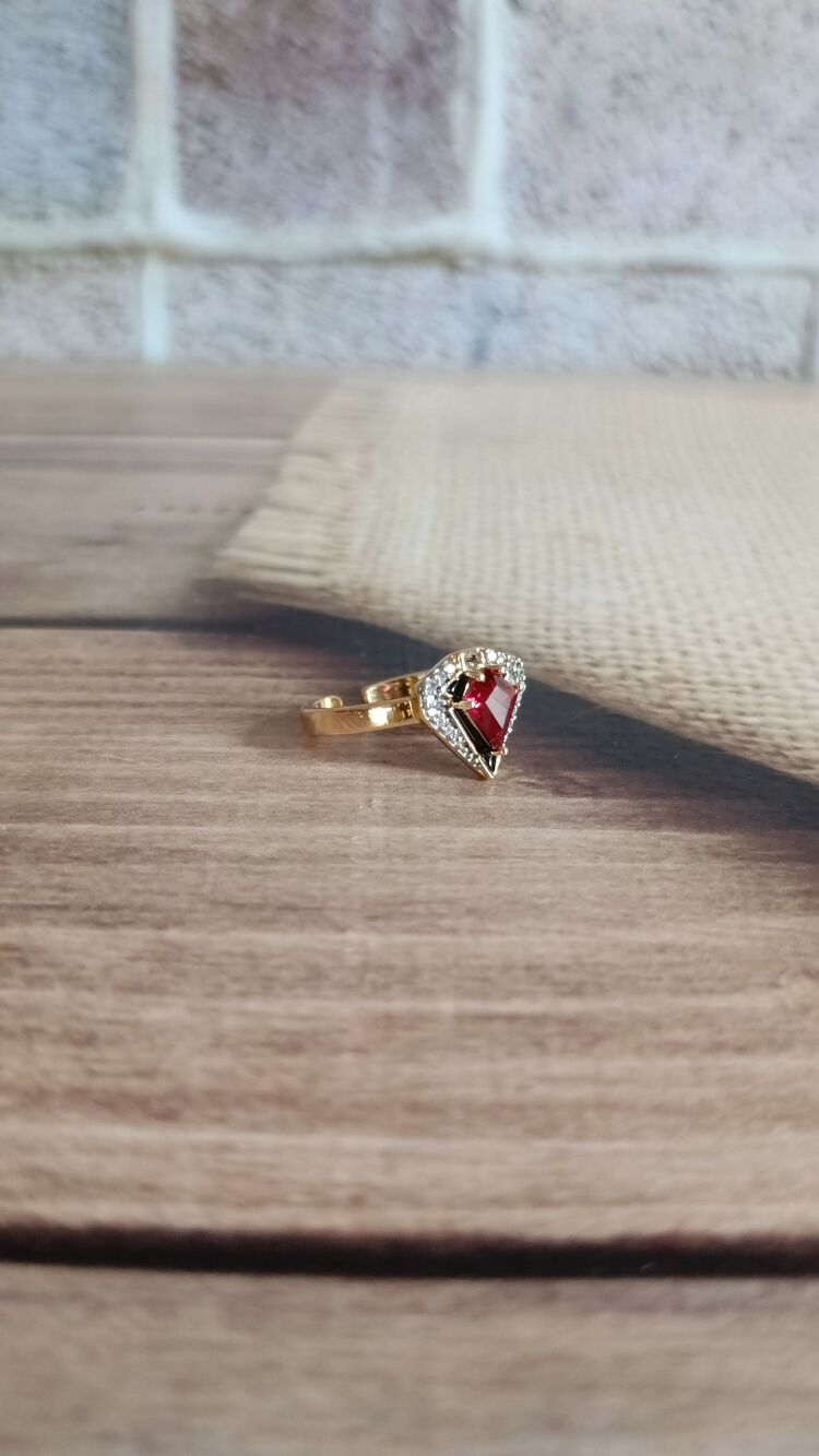 Fuşya Taş Detaylı Üçgen Yüzük
