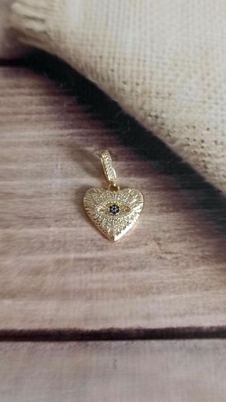 Göz Detaylı Kalp Charm
