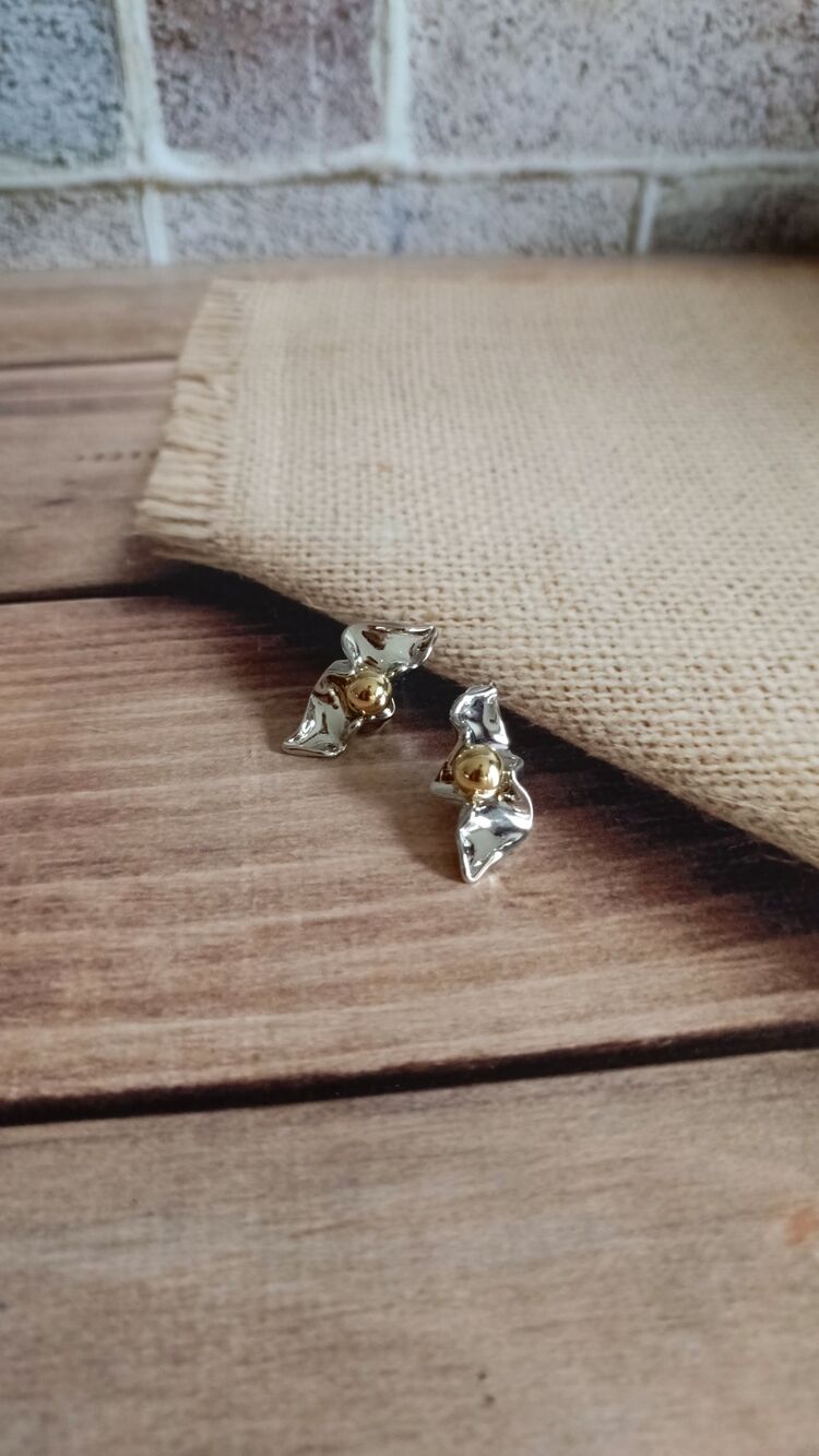 Gold Topcuk Detaylı Buruşuk Küpe