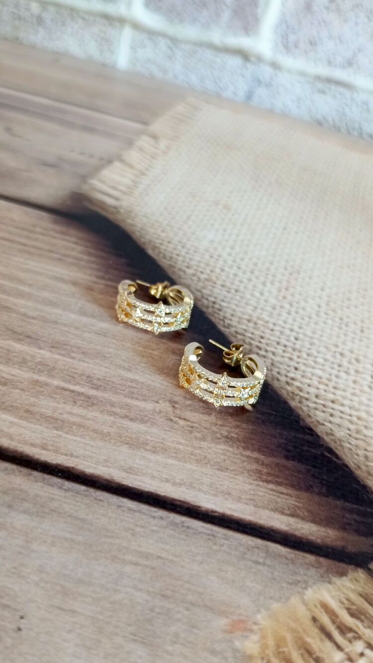 Gold Yıldız Detaylı Halka Küpe