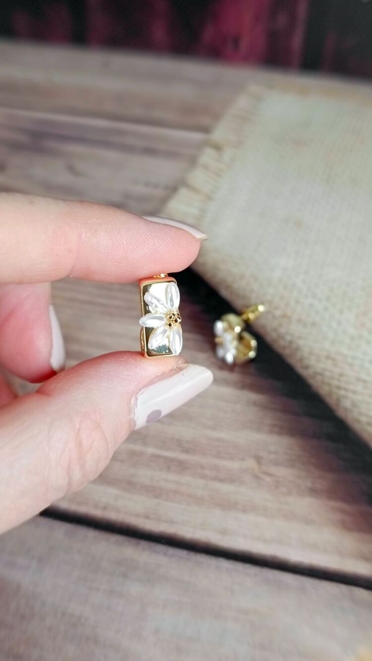 Kare Gold Plakada Yarım Çiçek Küpe