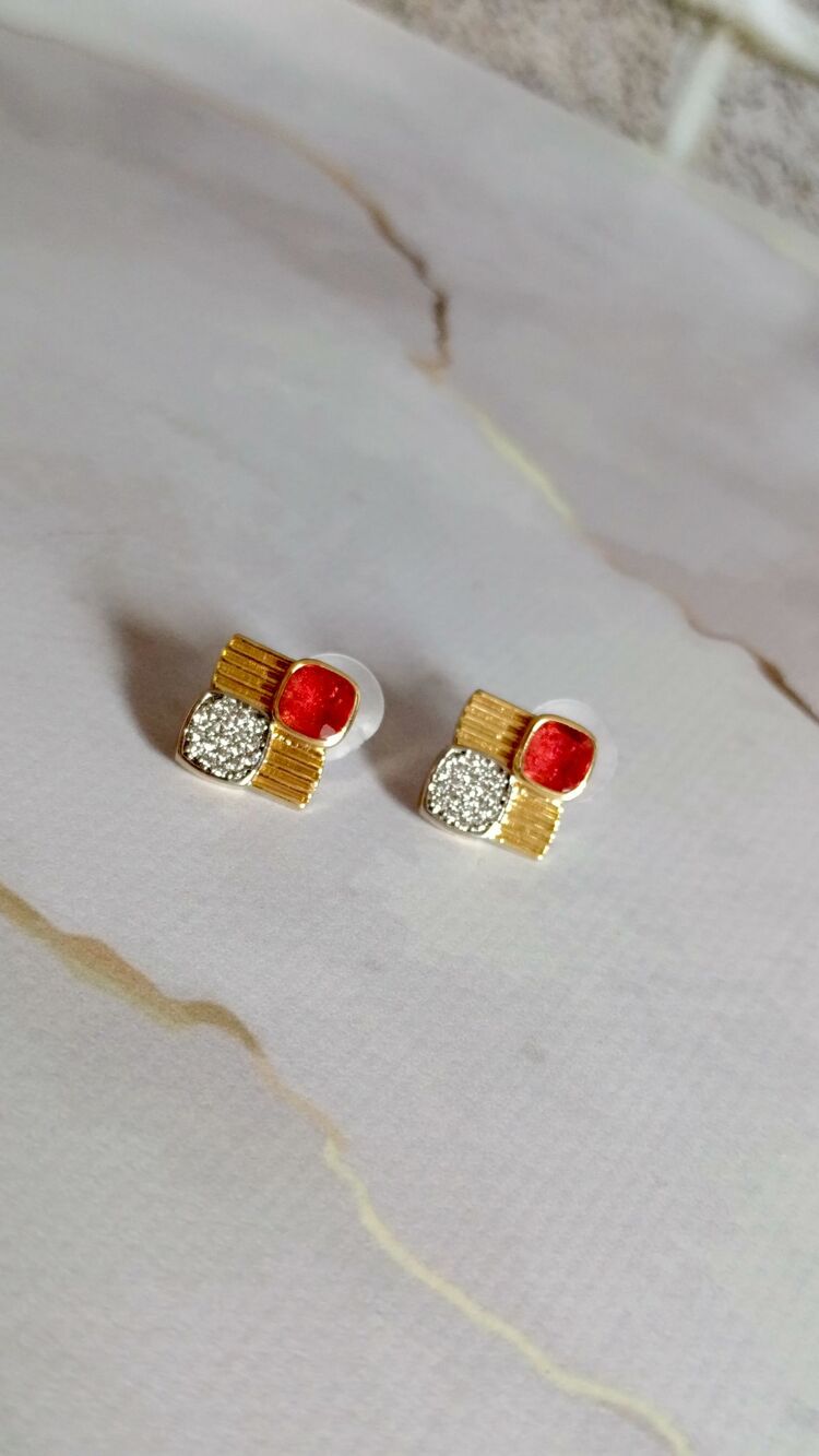 Marka Model Bordo Taşlı Kare Küpe