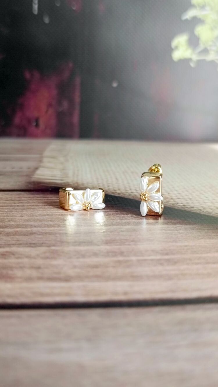 Kare Gold Plakada Yarım Çiçek Küpe