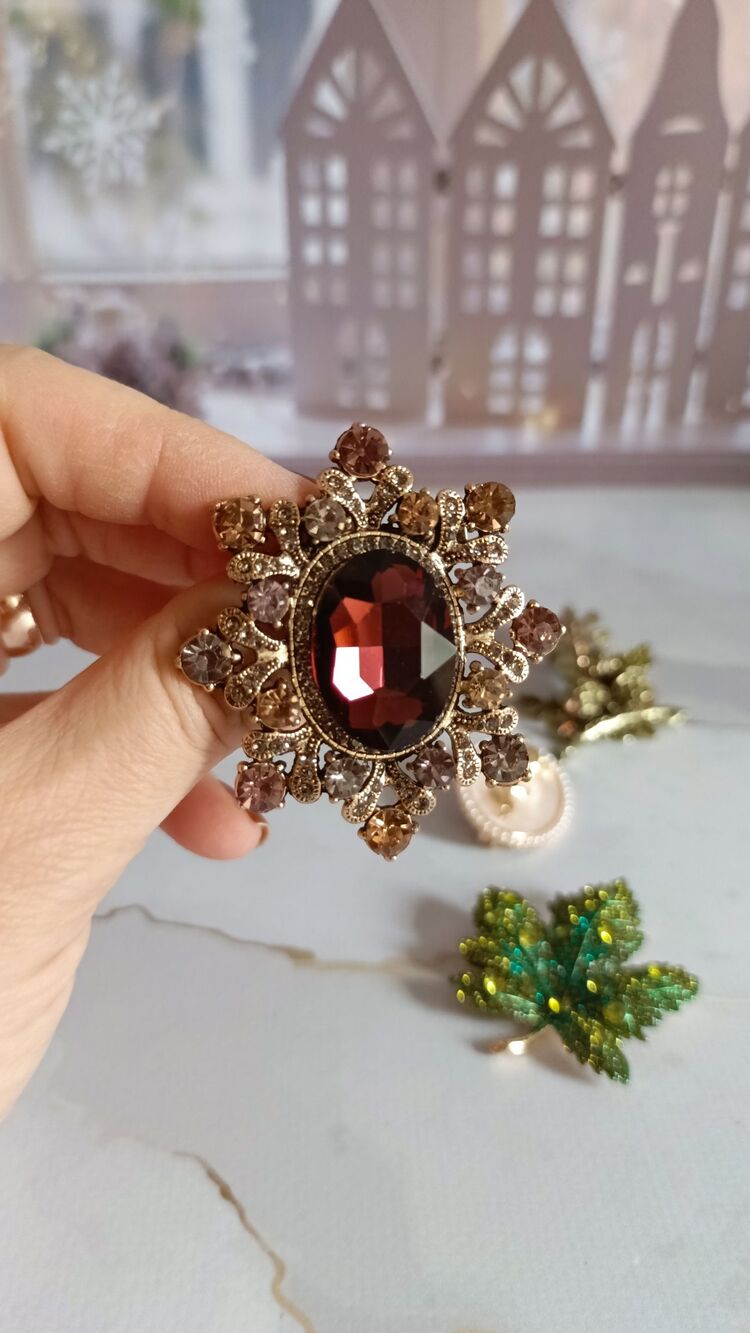 Kahverengi Taşlı Bronz Broş
