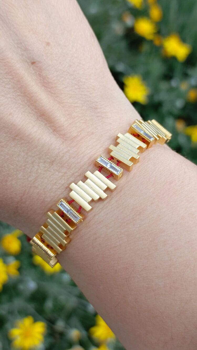 Mat Gold Zigzag Taş Detaylı Bordo İpli Asansörlü Bileklik