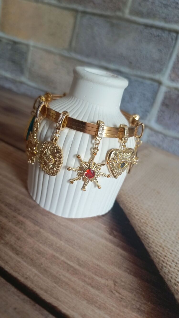 Kırmızı Taş Detaylı Kutup Yıldızı Charm