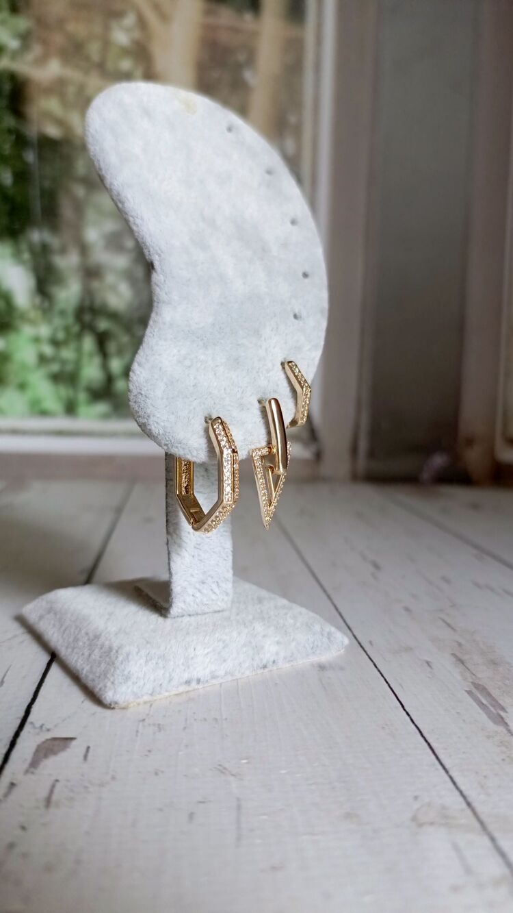 Üçgen Detaylı Gold Üçlü Küpe Seti