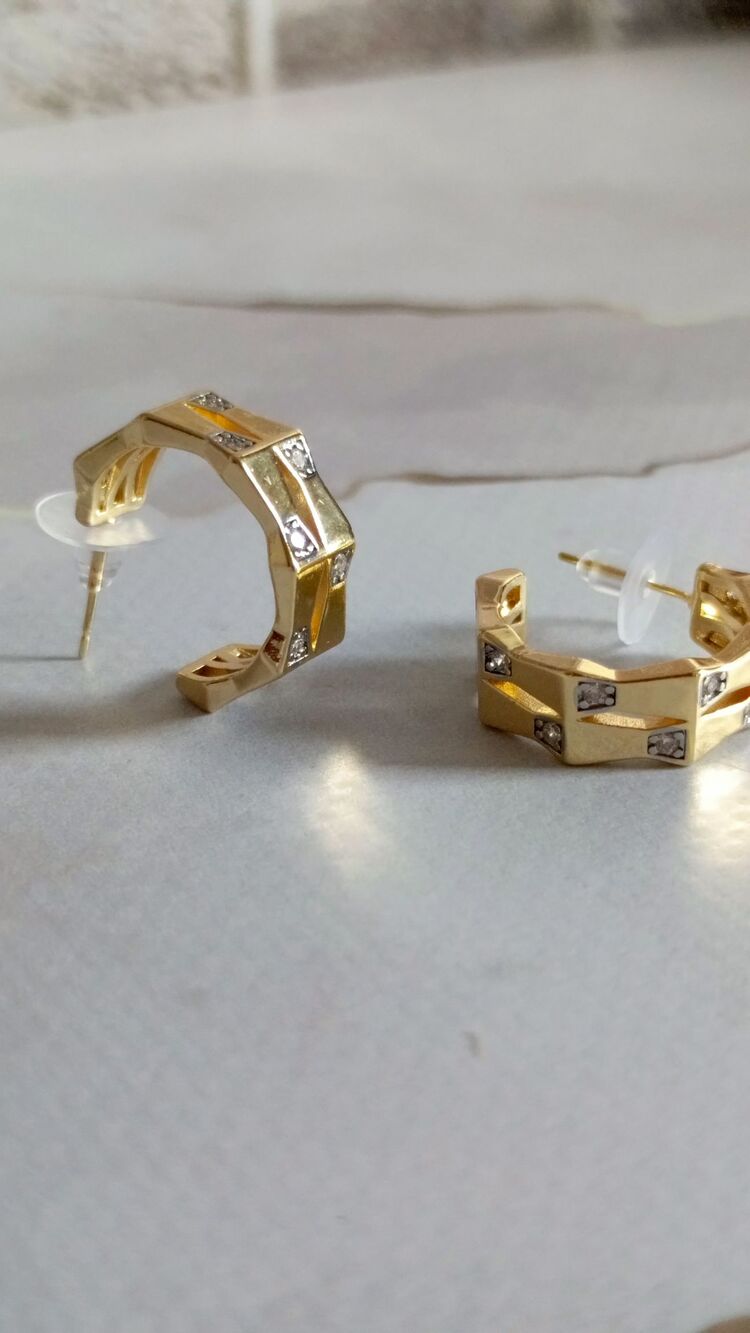 Marka Model Taşlı Altıgen Gold Küpe