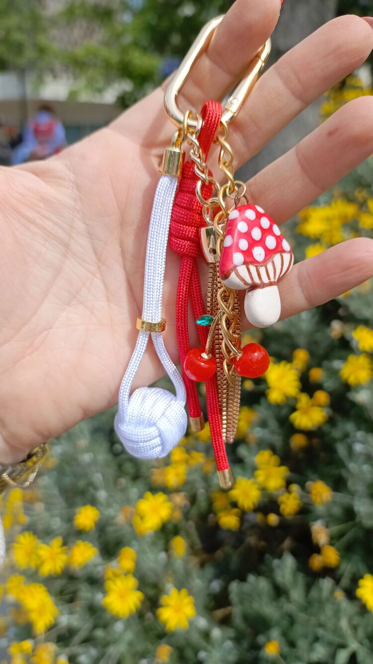 Mantar ve Kiraz Detaylı Beyaz Charm
