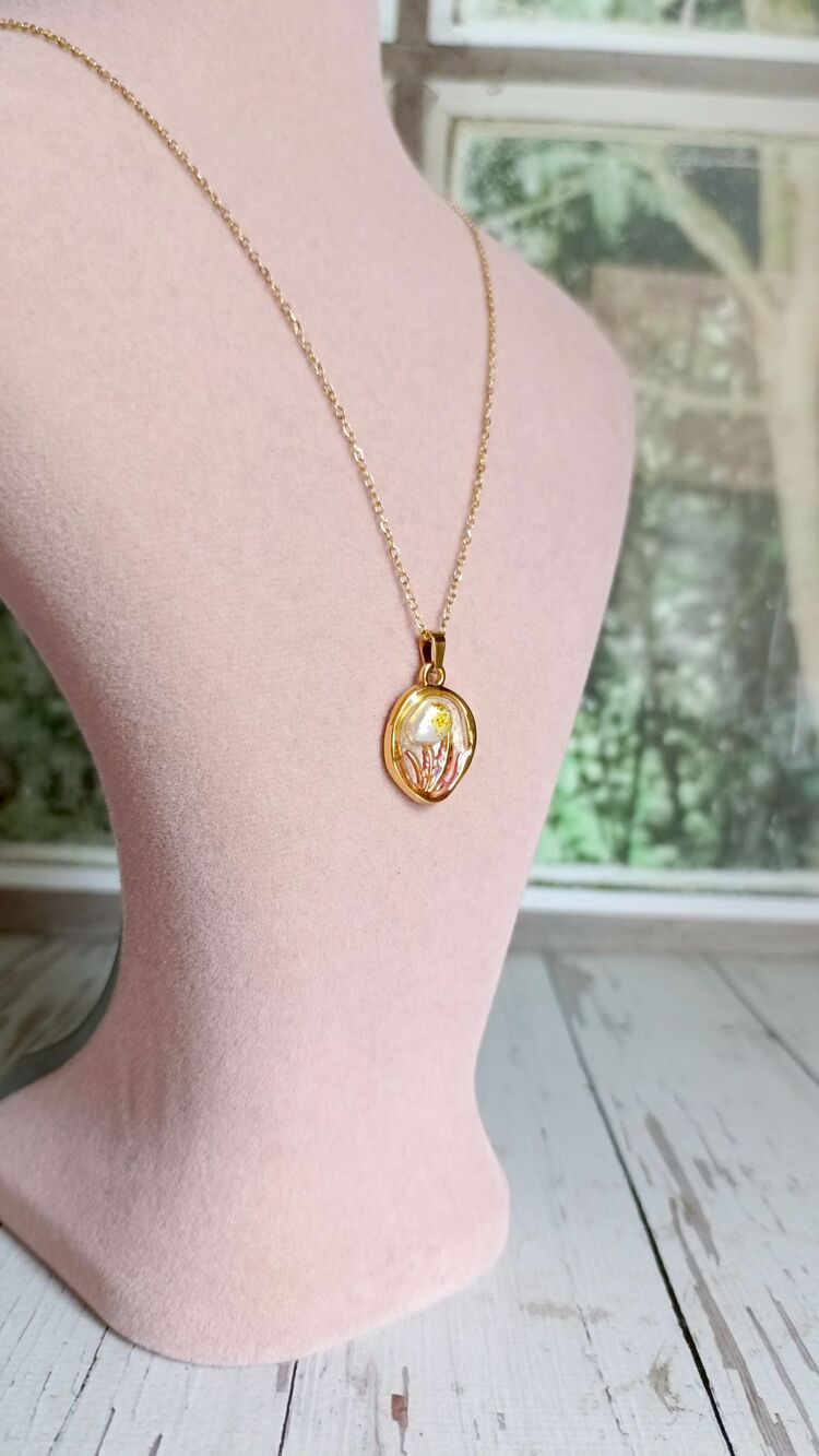 Yuvarlak Pembe Mineli Çiçek Detaylı Kolye