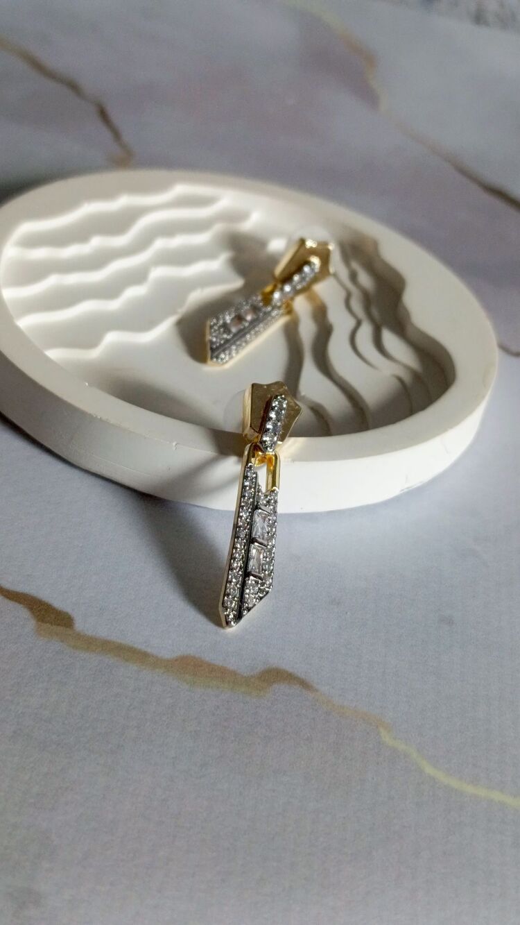 Marka Model Özel Seri Zirkon Taşlı Çubuk Model Küpe