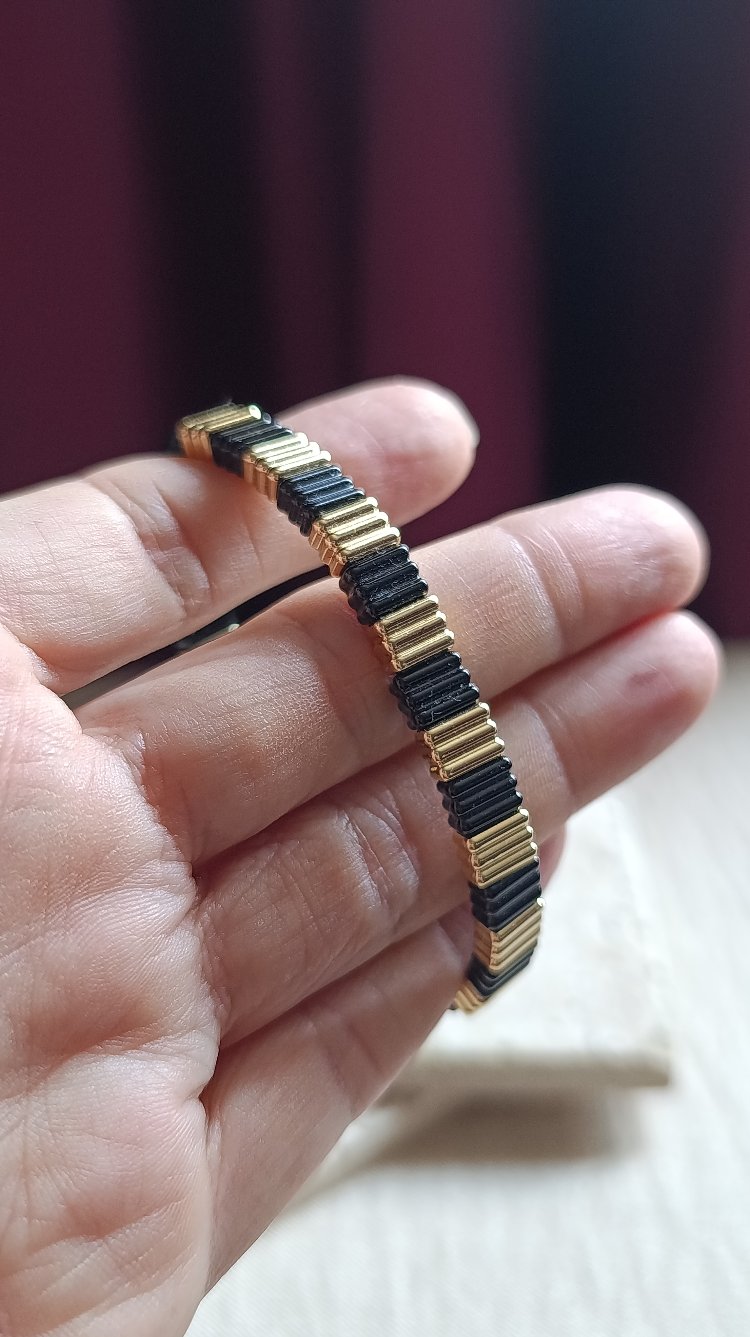 Siyah-Gold Tırtıklı Lastikli Seramik Bileklik