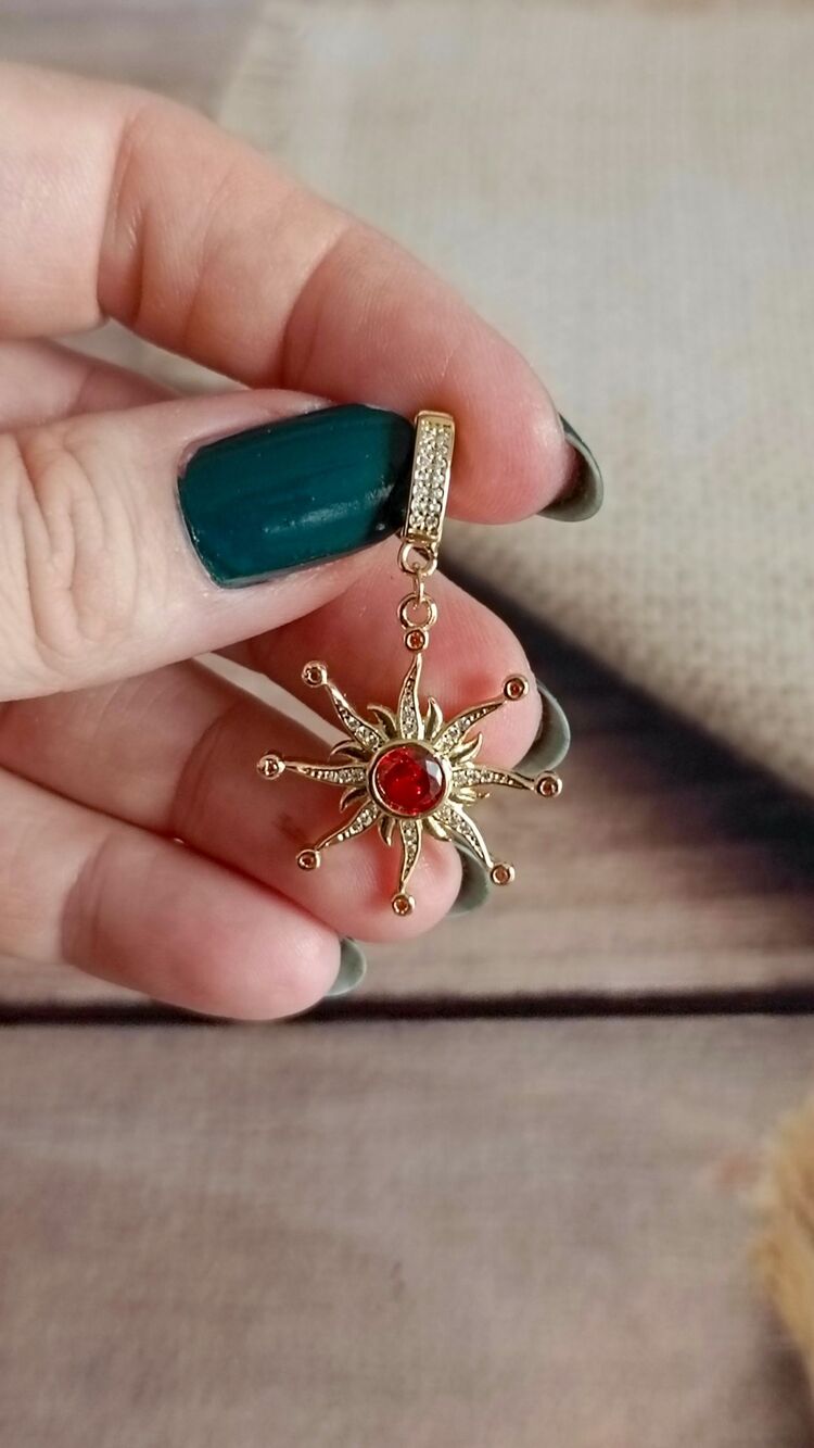 Kırmızı Taş Detaylı Kutup Yıldızı Charm