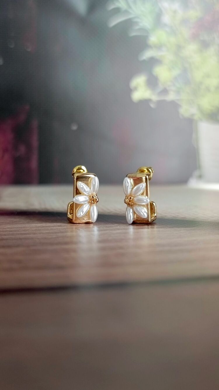 Kare Gold Plakada Yarım Çiçek Küpe
