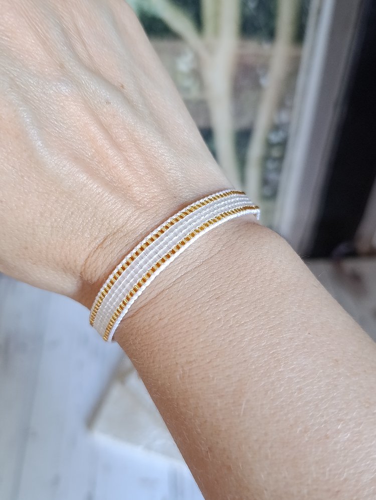Gold Şerit Detaylı Beyaz Miyuki Bileklik