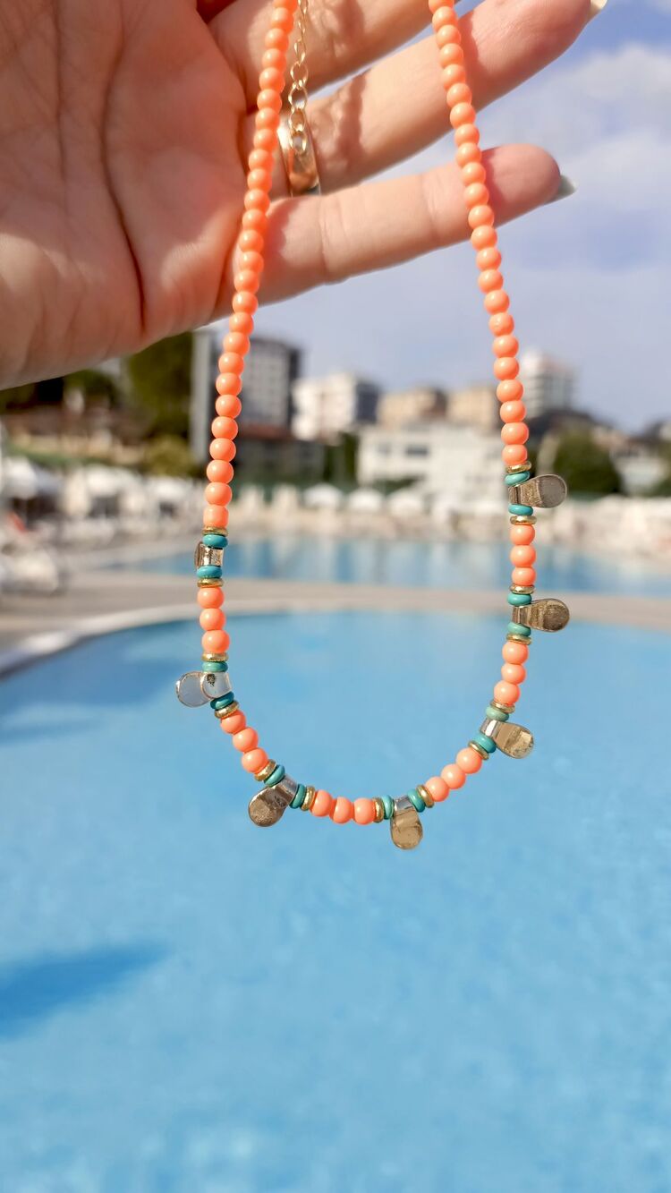 Gold Pullu Mercan Boncuk Kolye