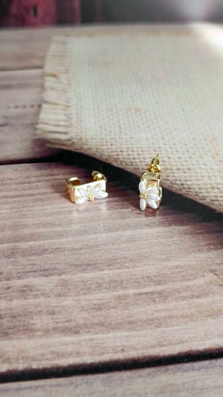 Kare Gold Plakada Yarım Çiçek Küpe