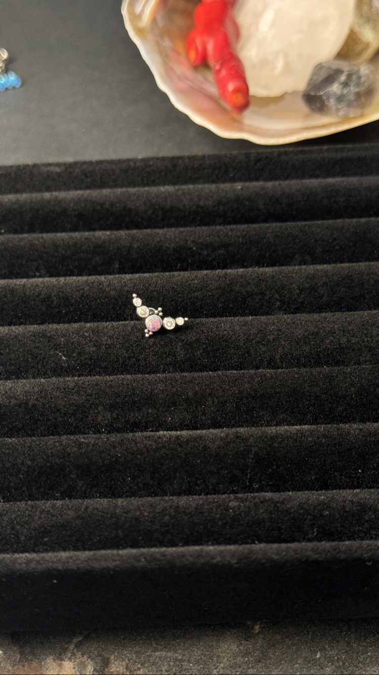 Opal titanyum piercing