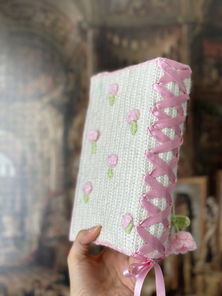 Kurdeleli Çiçekli Pembe Kitap Kılıfı