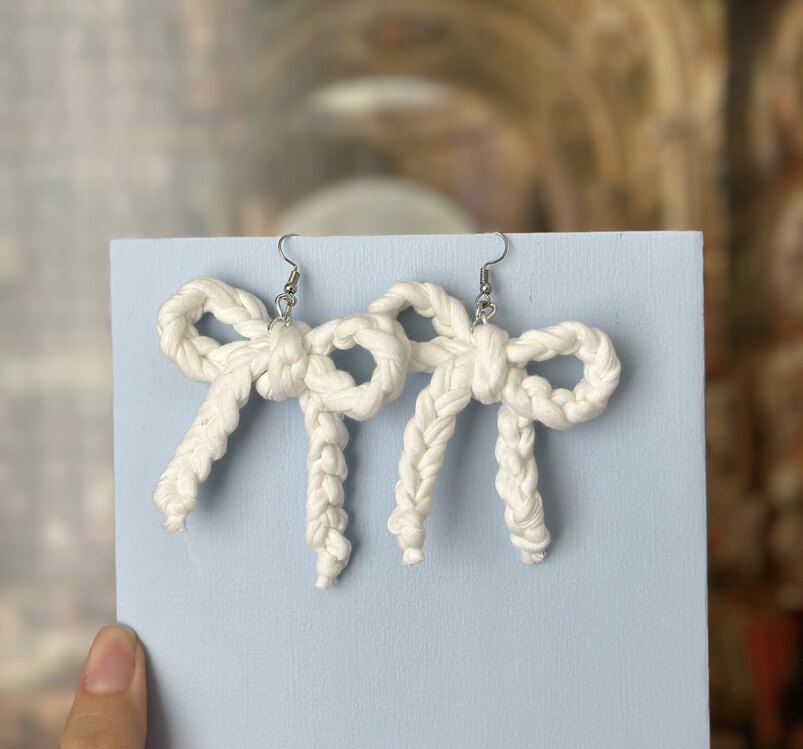 Beyaz Coquette Sallantılı Küpe