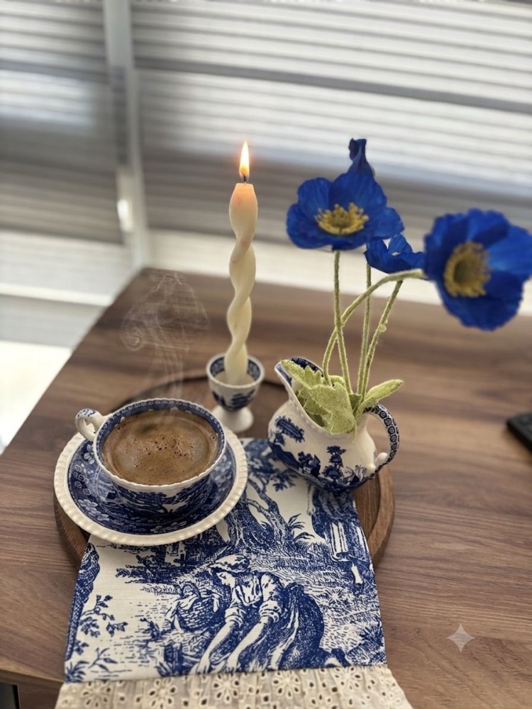 Klasik Mavi Floral Desenli 4 Parça Antika Kahve Fincanı Seti (Sütlük ve Mum Altlığı İlaveli)