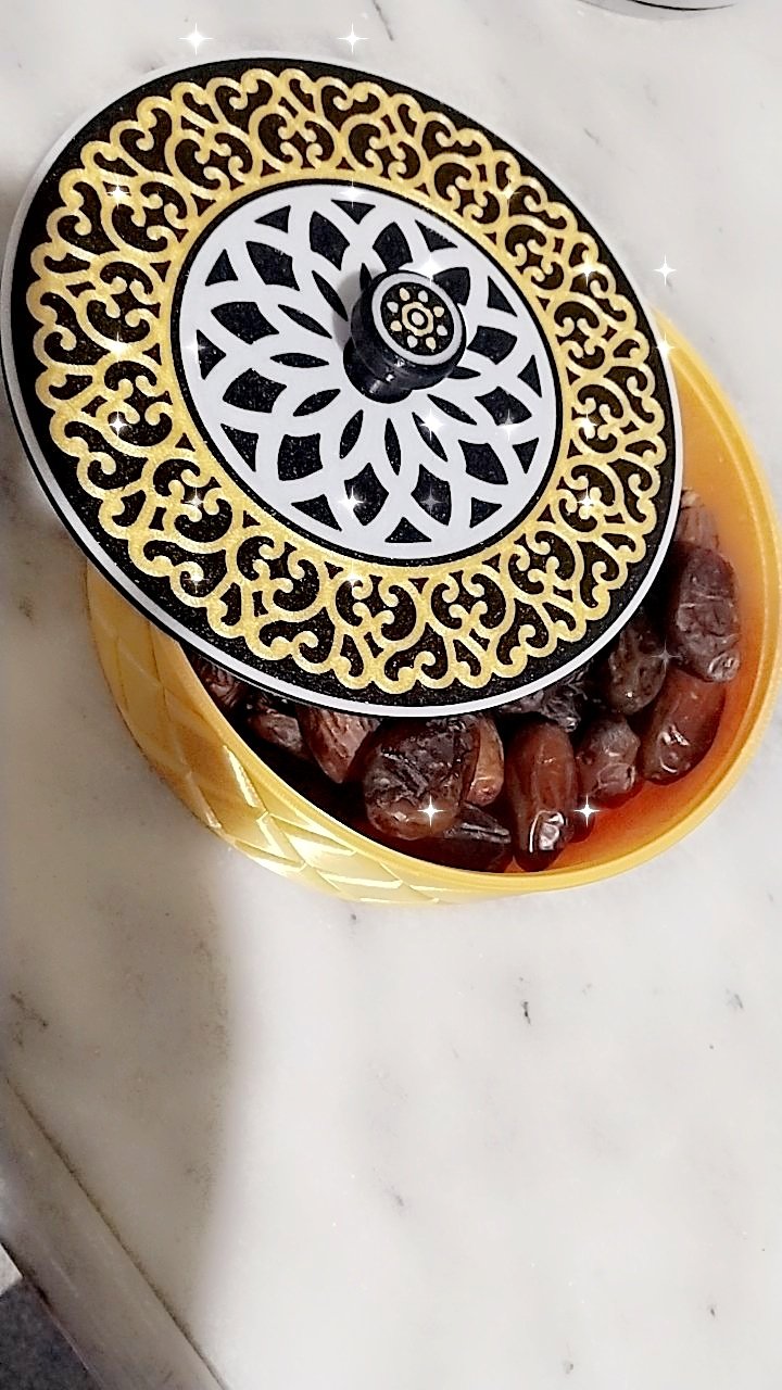 Altın siyah işlemeli geleneksel hurma kabi 