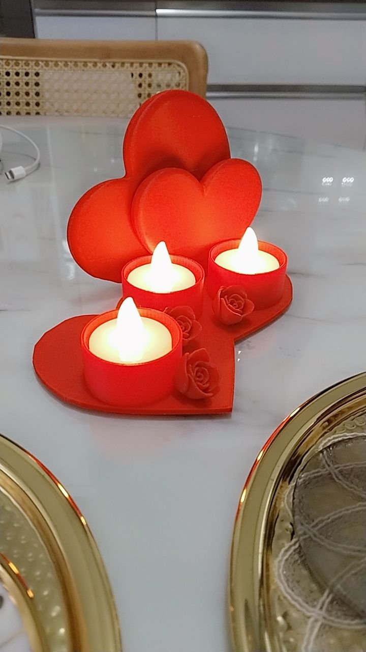 Kırmızı kalp şeklinde mumluk 