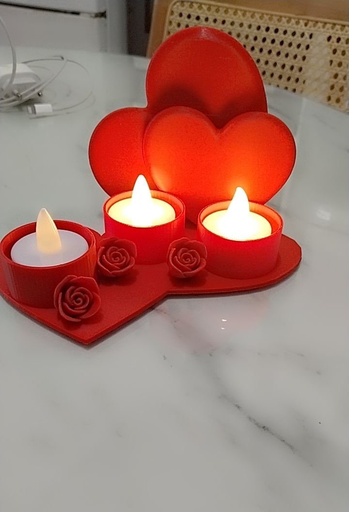 Kırmızı kalp şeklinde mumluk 