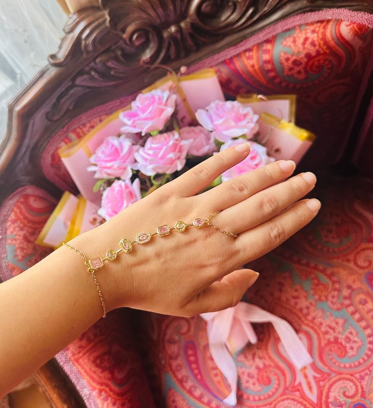 Pembe Tavşancık Gül Buketi (Takı Hediye Kutulu)