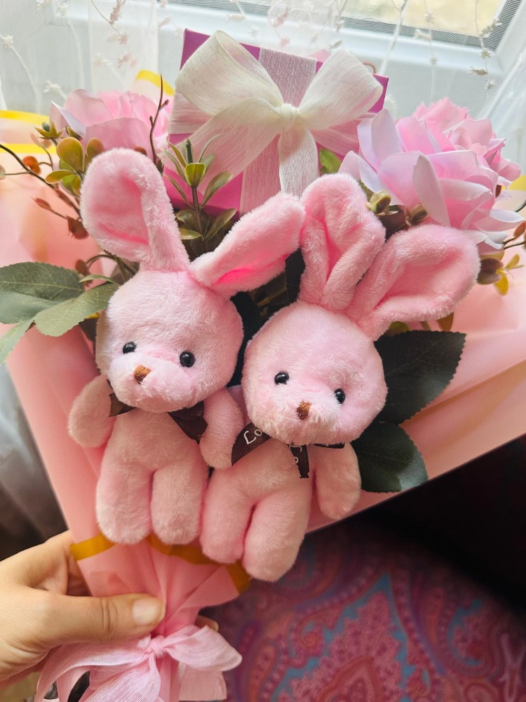 Pembe Tavşancık Gül Buketi (Takı Hediye Kutulu)