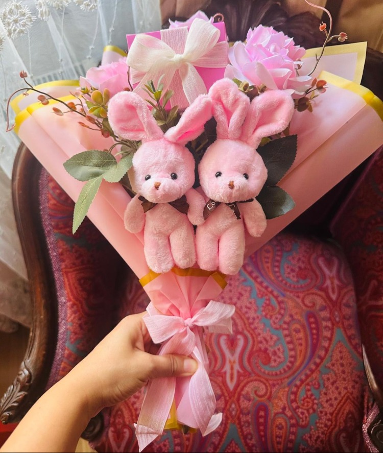 Pembe Tavşancık Gül Buketi (Takı Hediye Kutulu)