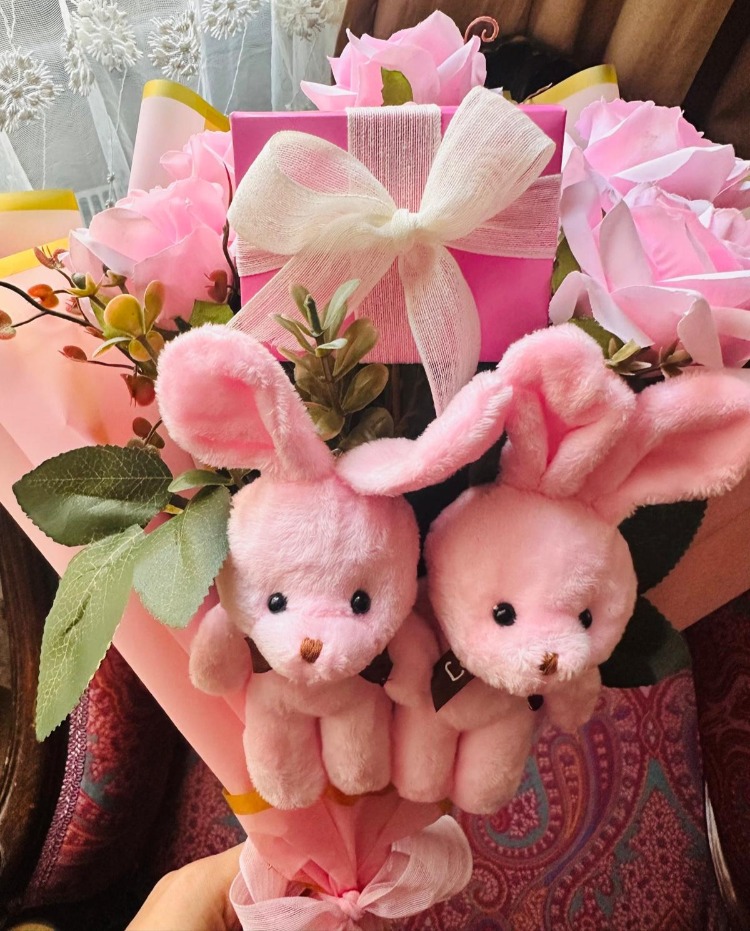 Pembe Tavşancık Gül Buketi (Takı Hediye Kutulu)