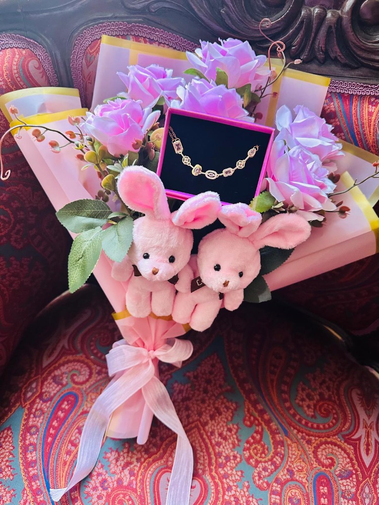 Pembe Tavşancık Gül Buketi (Takı Hediye Kutulu)