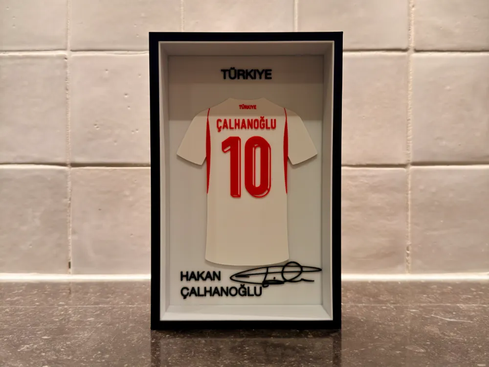 Hakan Çalhanoğlu Forma Çerçevesi