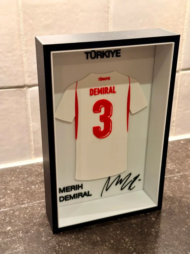 Merih Demiral Forma Çerçevesi