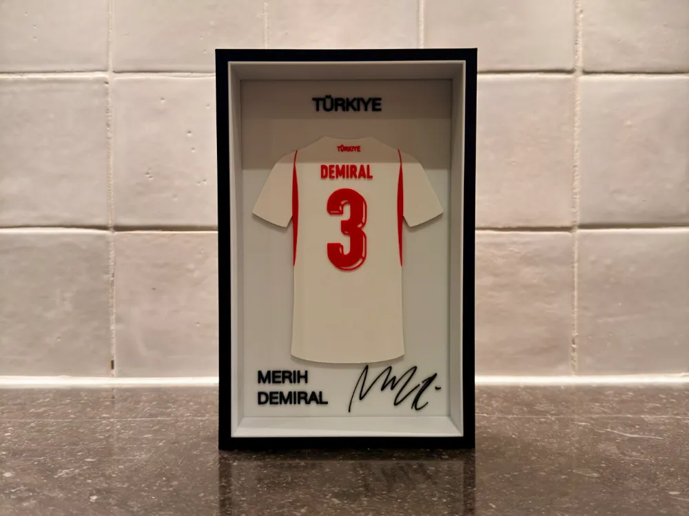 Merih Demiral Forma Çerçevesi