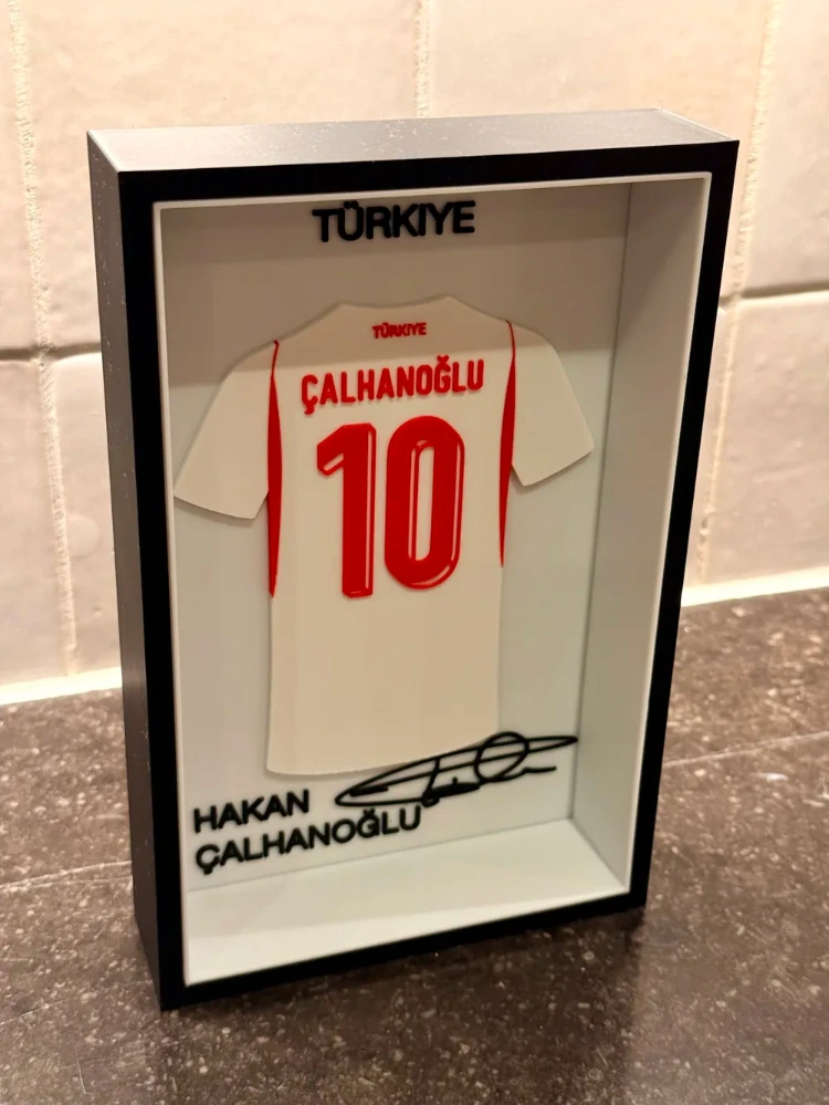 Hakan Çalhanoğlu Forma Çerçevesi