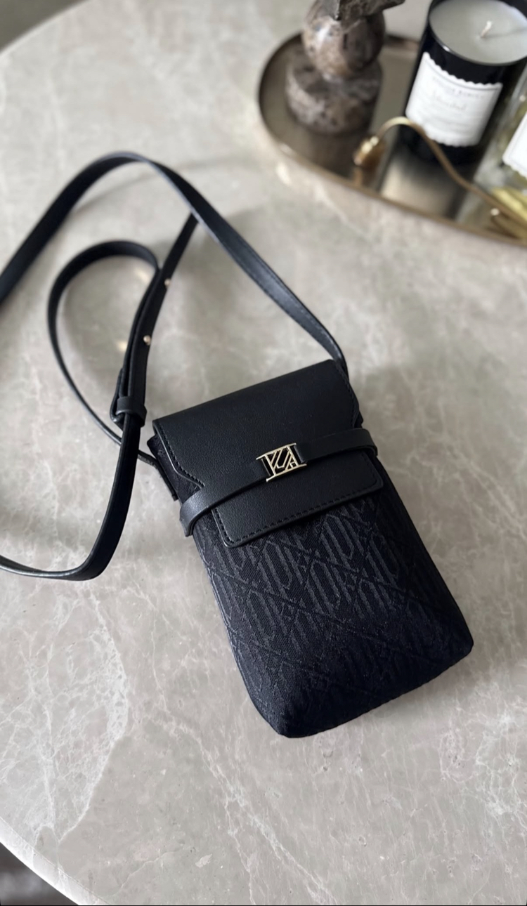 Deri kapaklı monogram telefon çantası siyah