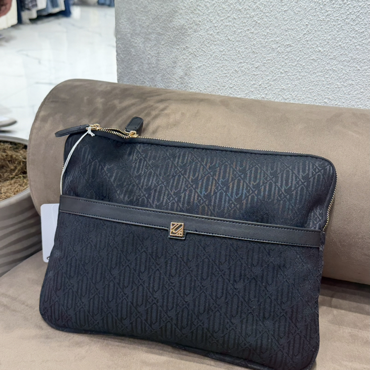 Monogram jakarlı 15 inch laptop kılıfı