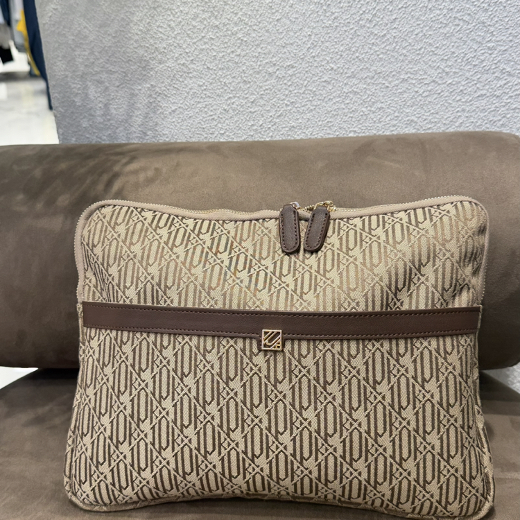 Monogram jakarlı 15 inch laptop kılıfı