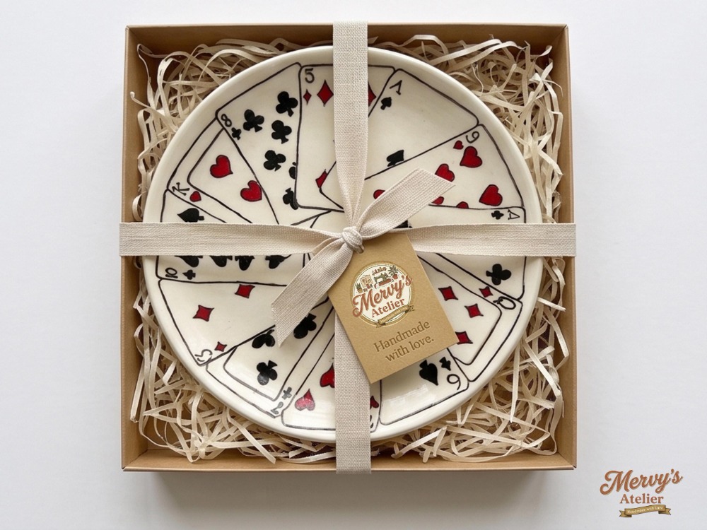 El Yapımı Seramik Tabak – Vintage İskambil Desenli, Elde Boyanmış Poker Dekoru