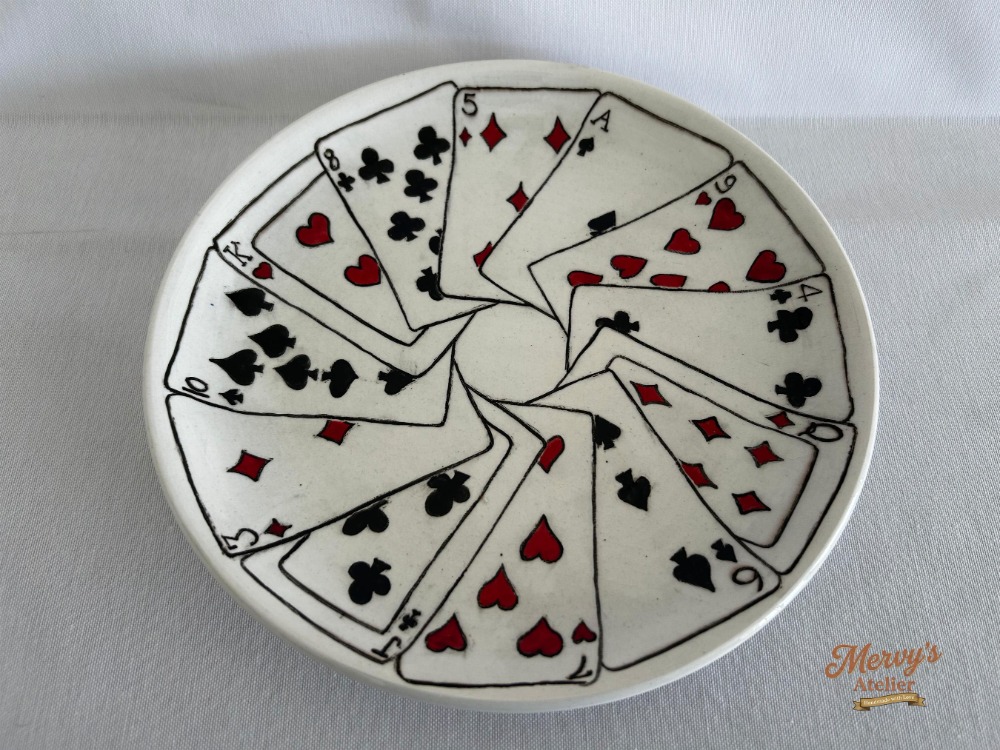 El Yapımı Seramik Tabak – Vintage İskambil Desenli, Elde Boyanmış Poker Dekoru