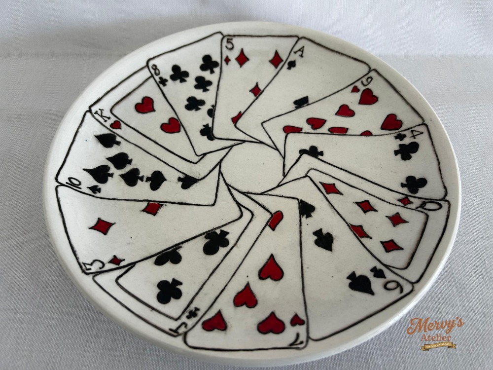 El Yapımı Seramik Tabak – Vintage İskambil Desenli, Elde Boyanmış Poker Dekoru