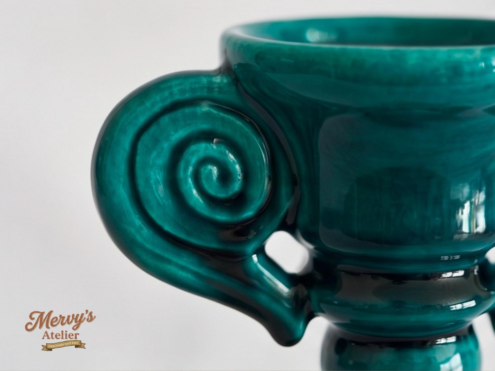El Yapımı Seramik Şamdan – Spiral Kulplu Gökyeşili İnce Mumluk, Bohem Gotik Dekor