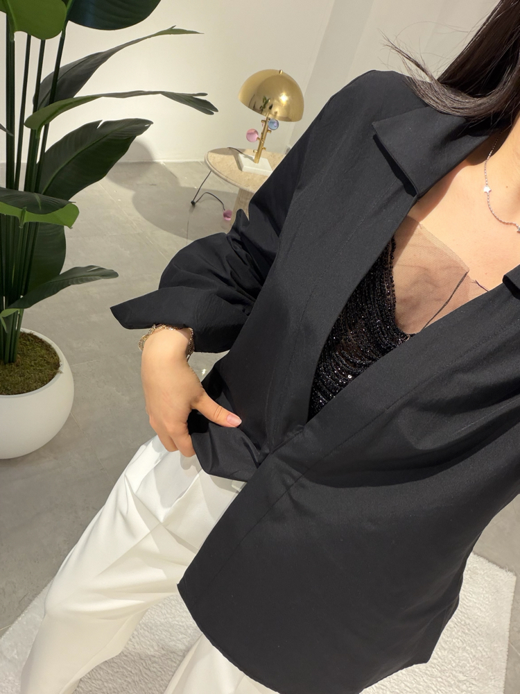Siyah kolyeli gömlek 