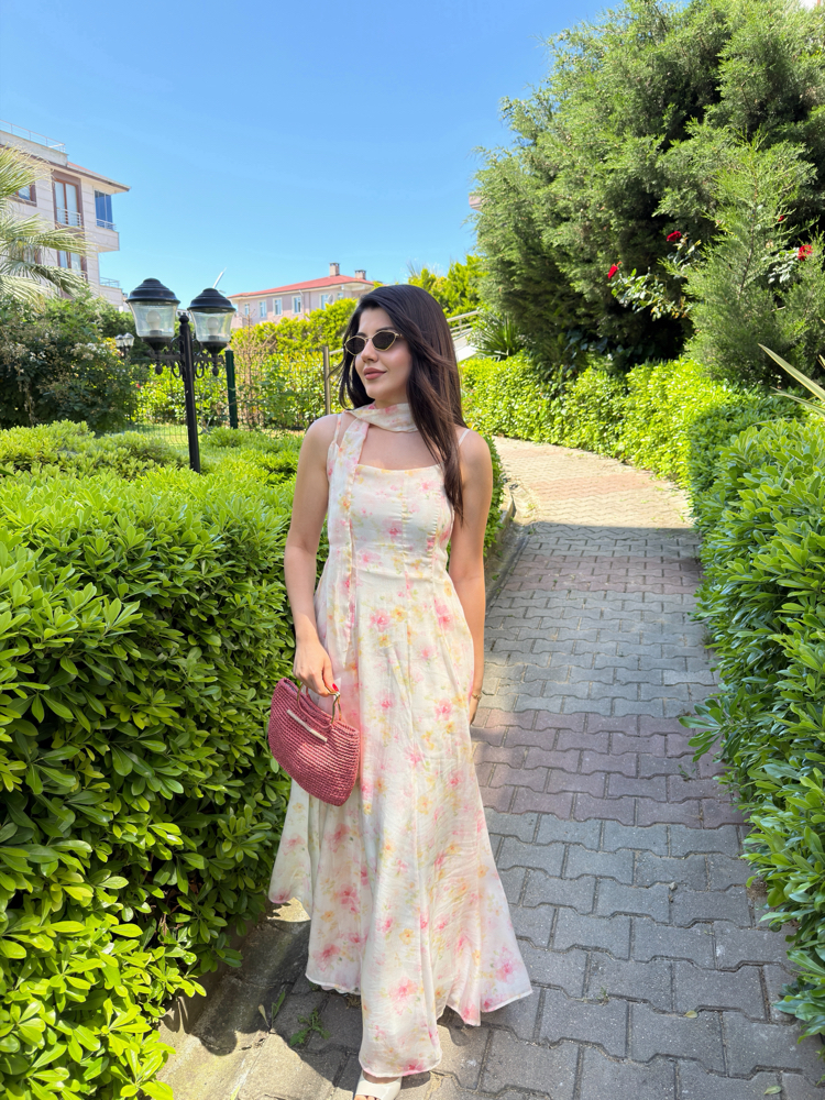 Çiçekli fularlı elbise