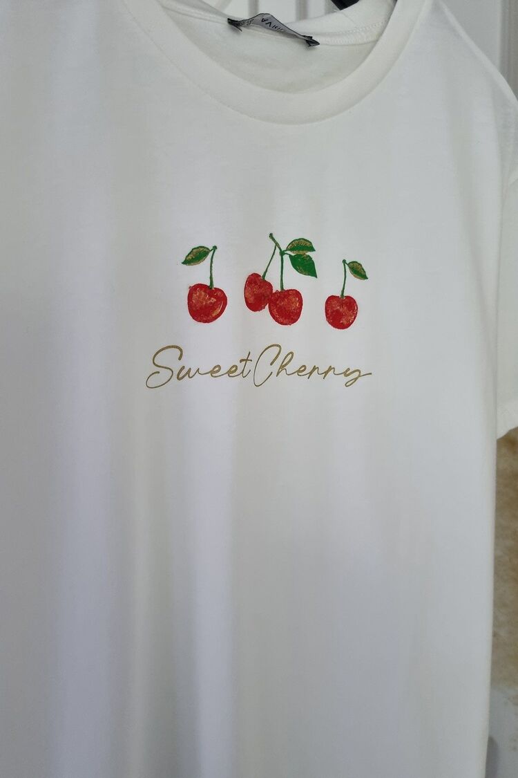 Kiraz Detaylı %100 Pamuk T-shirt 